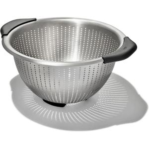 OXO Good Grips Stainless Steel Colander, 5 qt. Capacity, Strainer with Non-Slip Handles, Kitchen Colander for Pasta and Vegetables, Nesting Stainless Steel Strainer and Sieve(5 Qt)